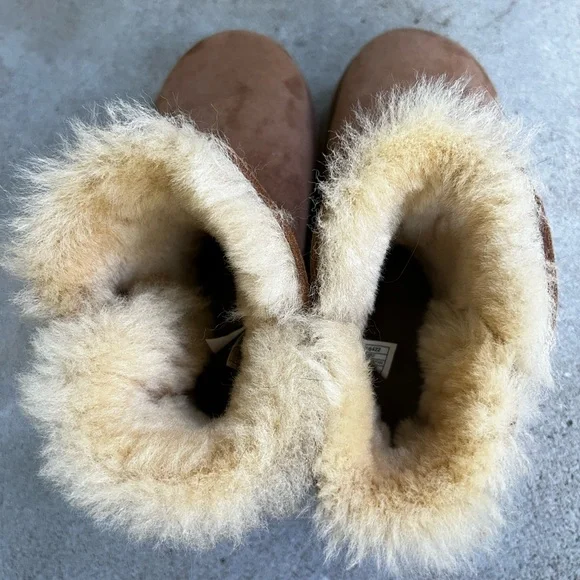UGG chestnut Bailey Button Boots with Sheepskin Lining - Picture 6 of 7